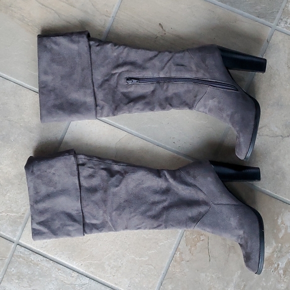 Gray faux seude boots - Picture 1 of 3